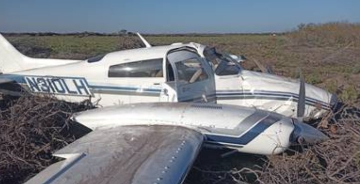 La avioneta era manejada por un hombre La avioneta era manejada por un hombre