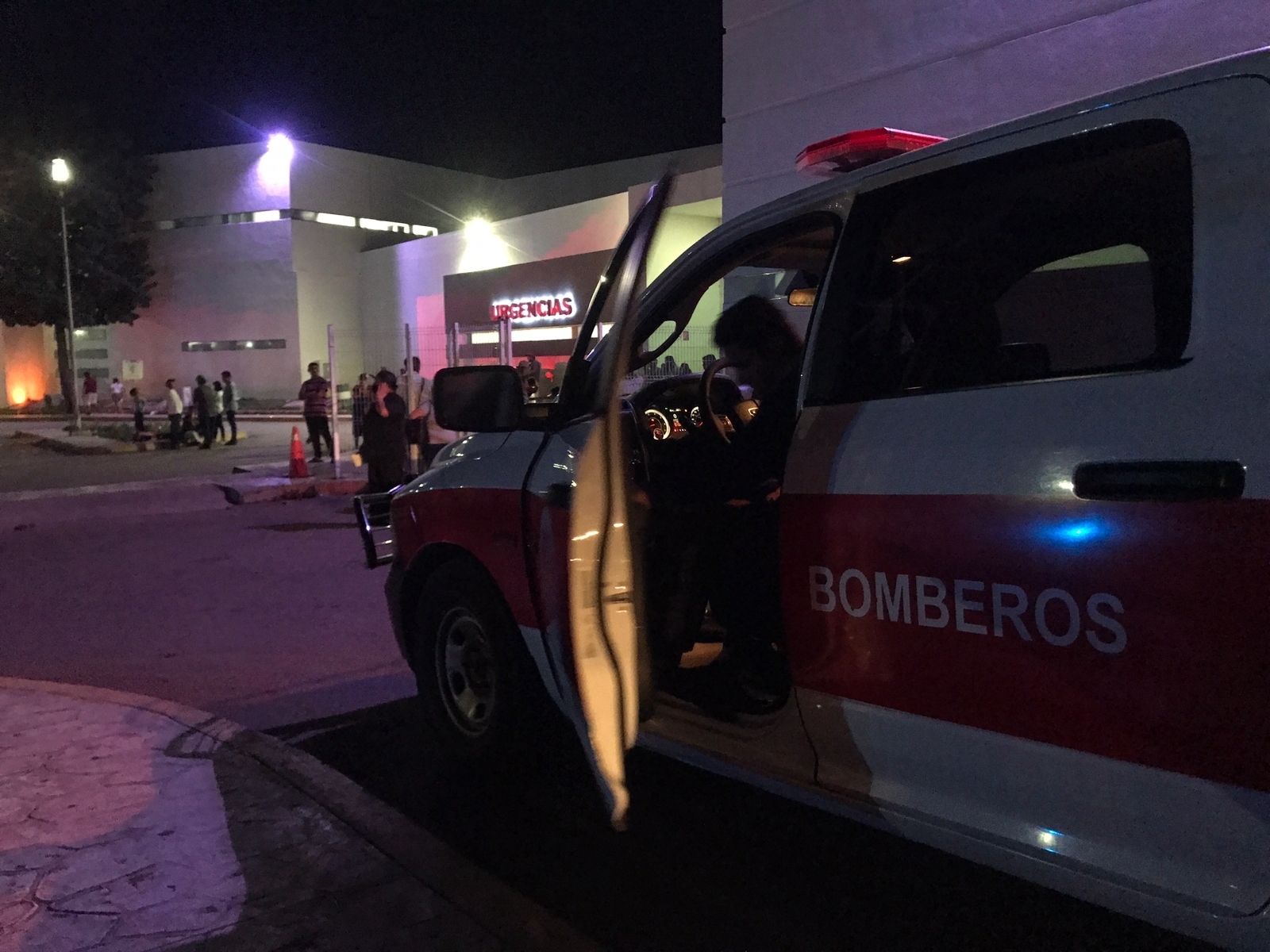 En el nosocomio se encuentran elementos del Heroico Cuerpo de Bomberos y Protección Civil