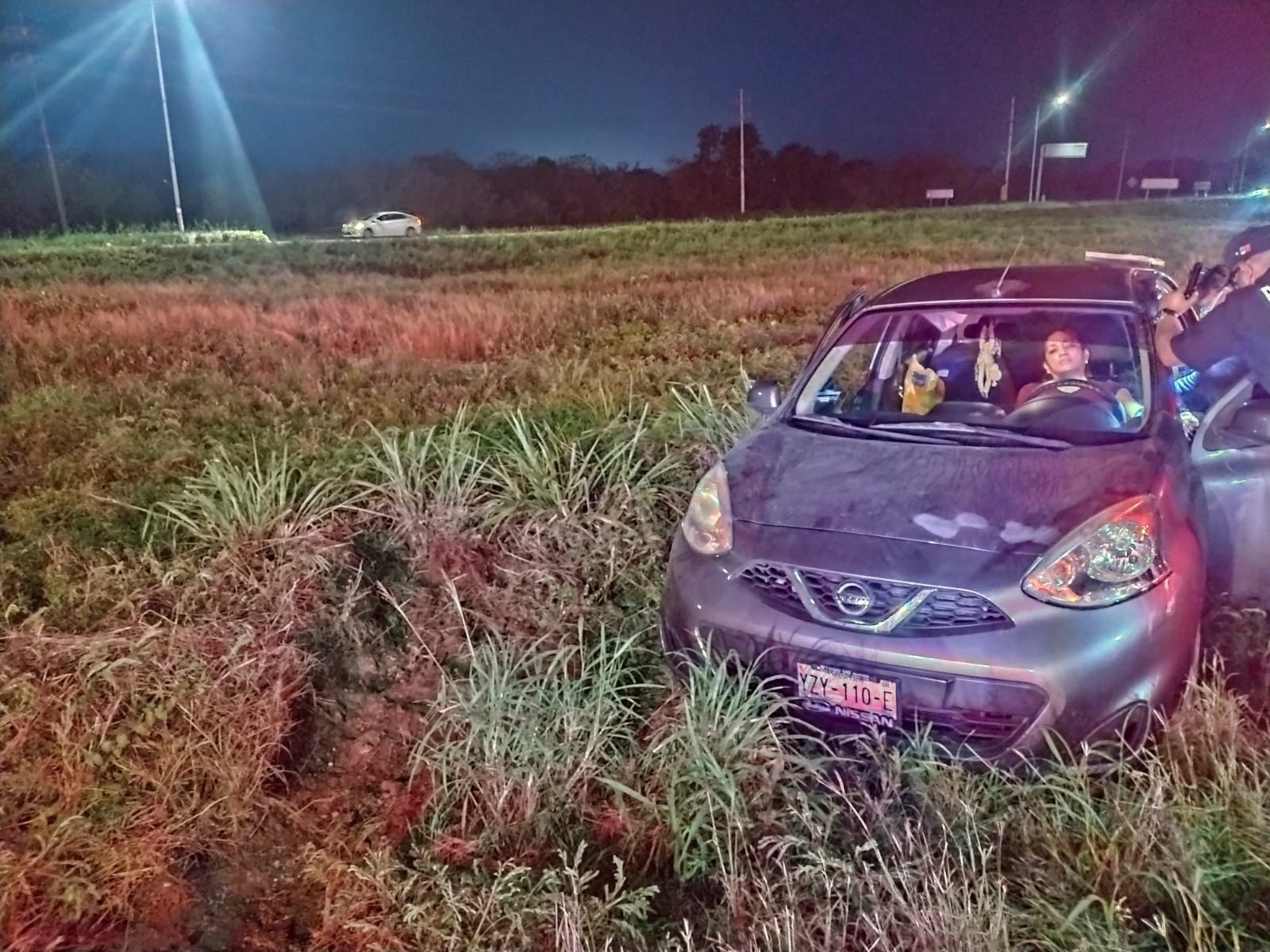 El auto quedó a un costado de la carretera Mérida-Progreso El auto quedó a un costado de la carretera Mérida-Progreso