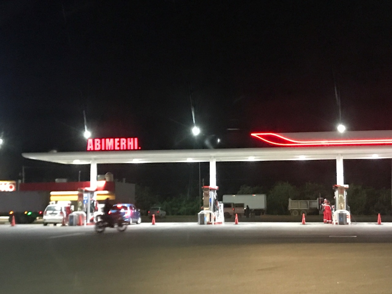 Asaltan gasolinera a la salida de Cancún; asaltantes llevaban armas de fuego Asaltan gasolinera a la salida de Cancún; asaltantes llevaban armas de fuego