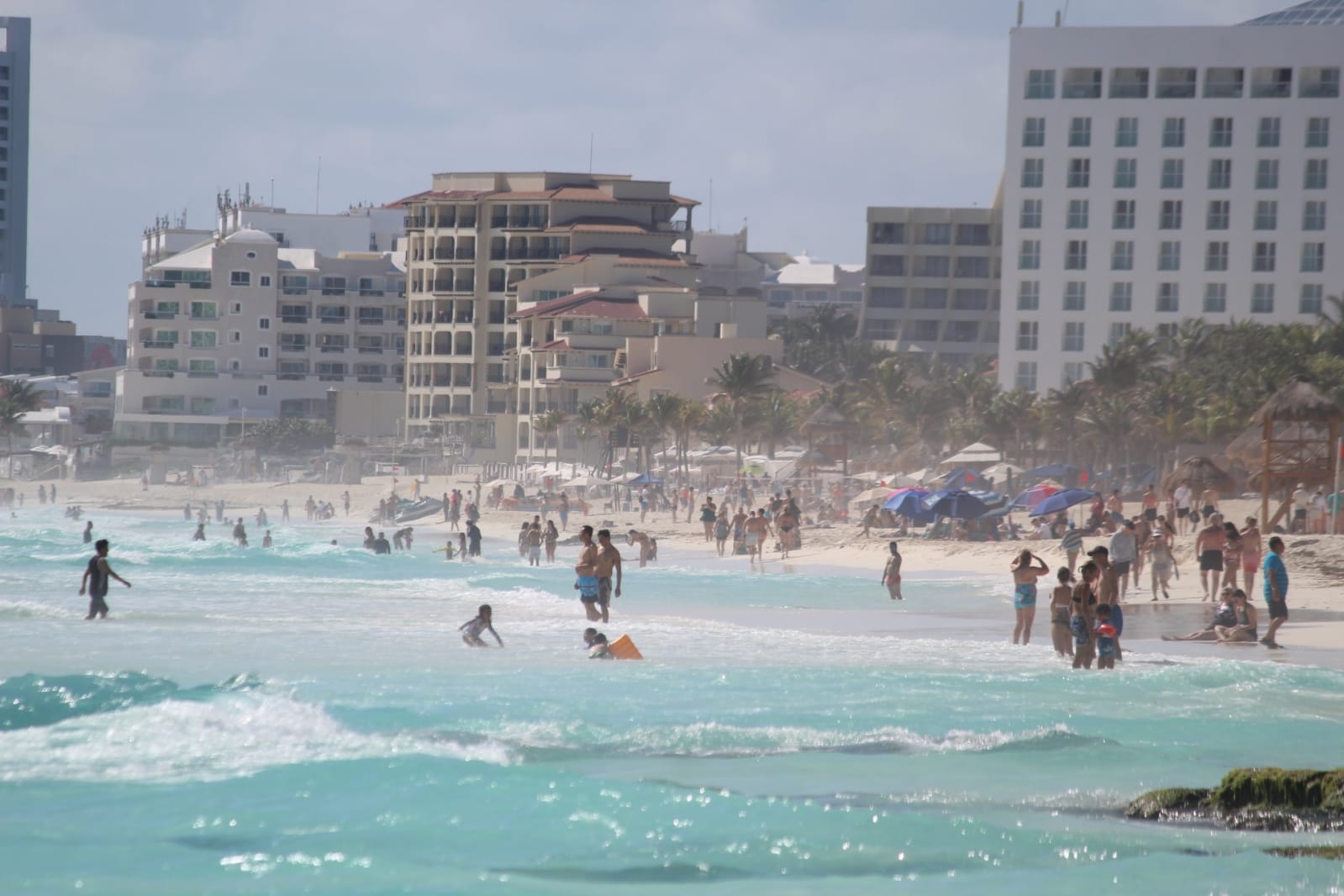 Buena afluencia se registra este sábado en Playa Gaviota Azul en el último fin de semana antes de la vuelta a clases