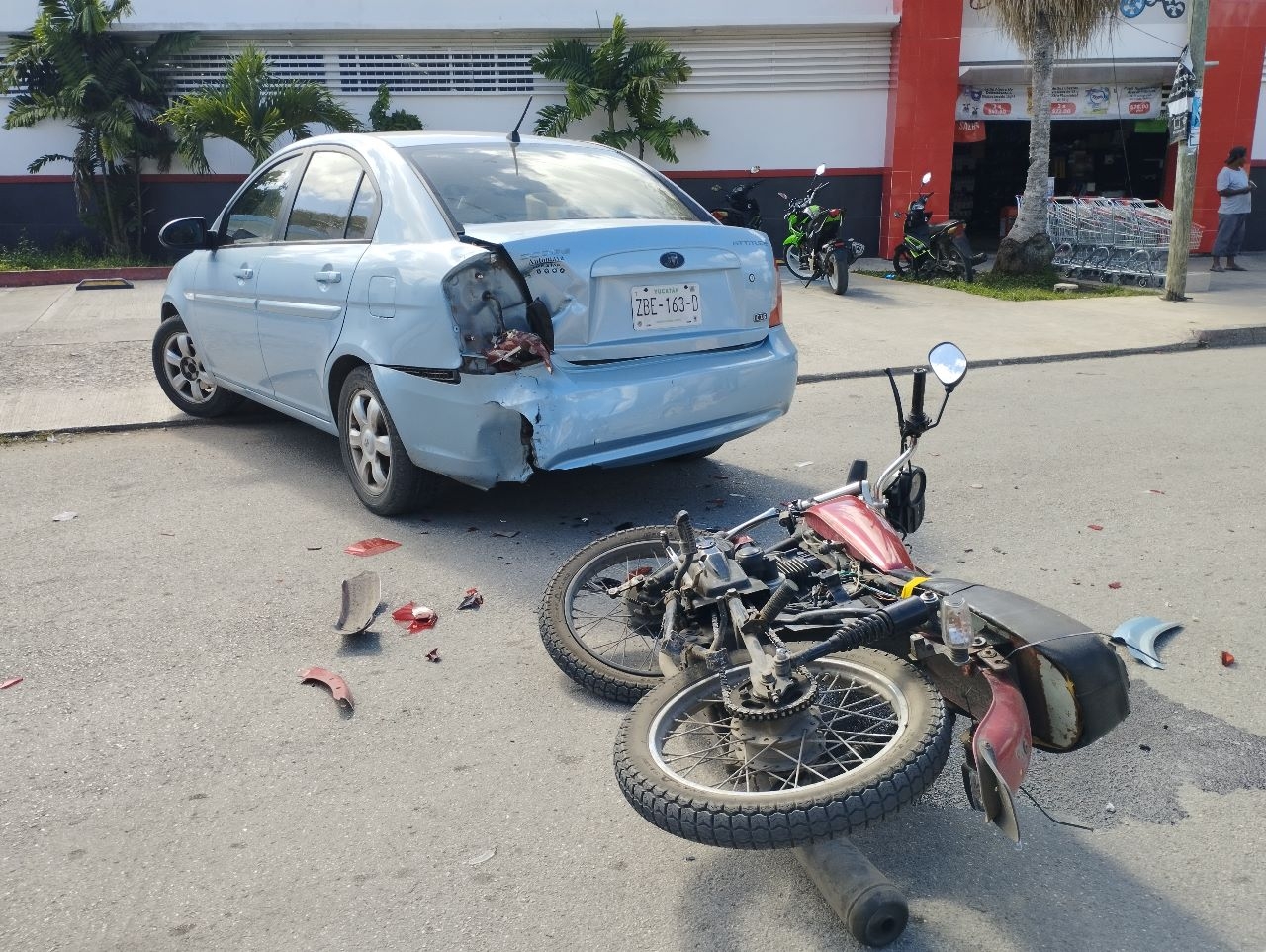 Conductora deja herido a un motociclista tras atropellarlo en Tizimín