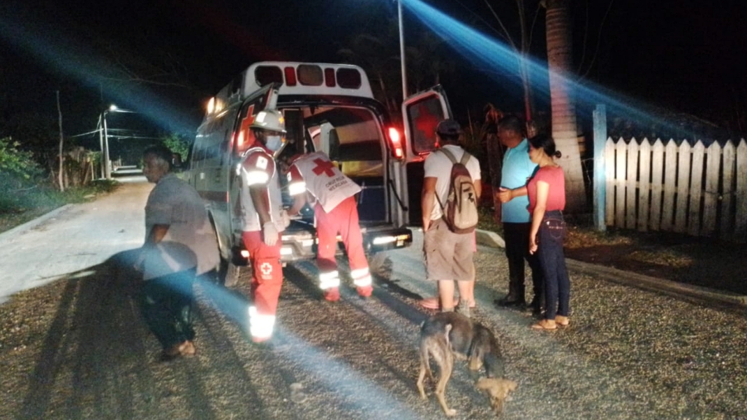 El hombre fue herido con una madera en el pie El hombre fue herido con una madera en el pie