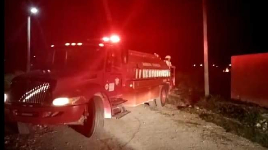 Bomberos se llevaron el tanque para vaciar su contenido en un lugar fuera de la ciudad Bomberos se llevaron el tanque para vaciar su contenido en un lugar fuera de la ciudad