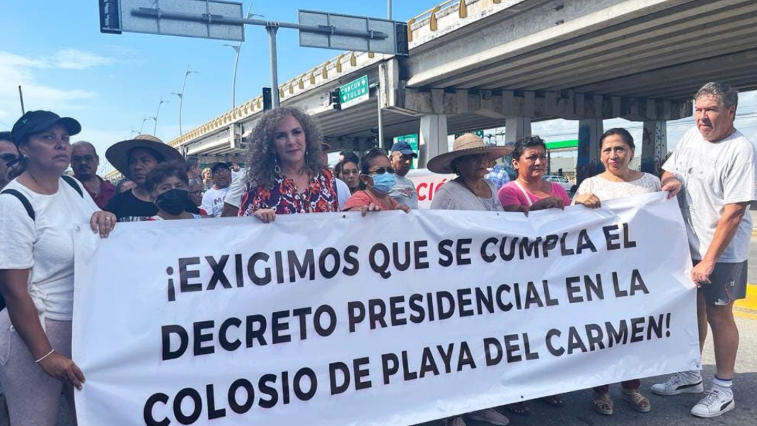 Con lonas, vecinos de la colonia Colosio piden la regularización de los terrenos
