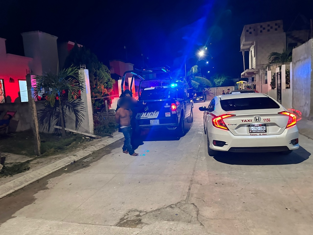 El sujeto intentó a agredir a patadas y golpes a los oficiales El sujeto intentó a agredir a patadas y golpes a los oficiales