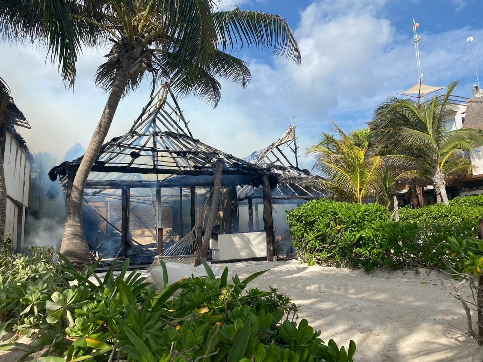 Causas desconocidas: Incendio consume nueve palapas del Hotel Alma en Tulum