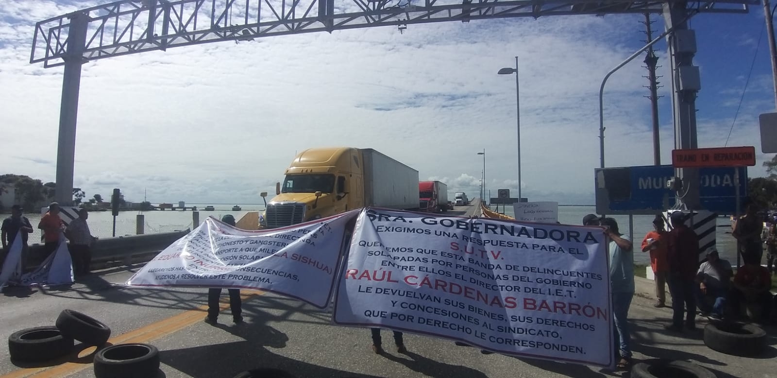 El pasado lunes los taxistas bloquearon el acceso al Puente Zacatal para exigir el despido del titular del IET