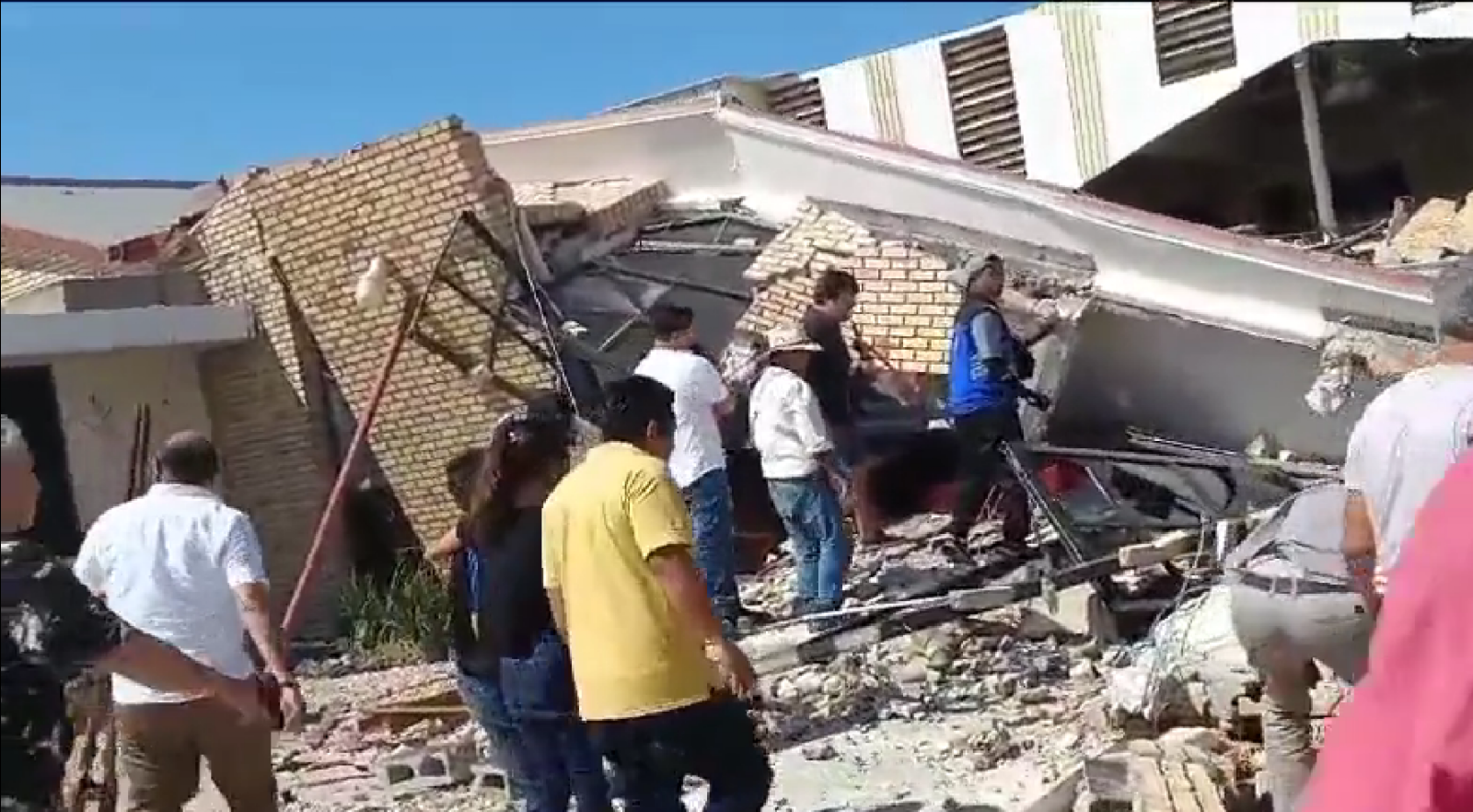 Los mismos feligreces ayudaron a rescatar a las personas atrapadas