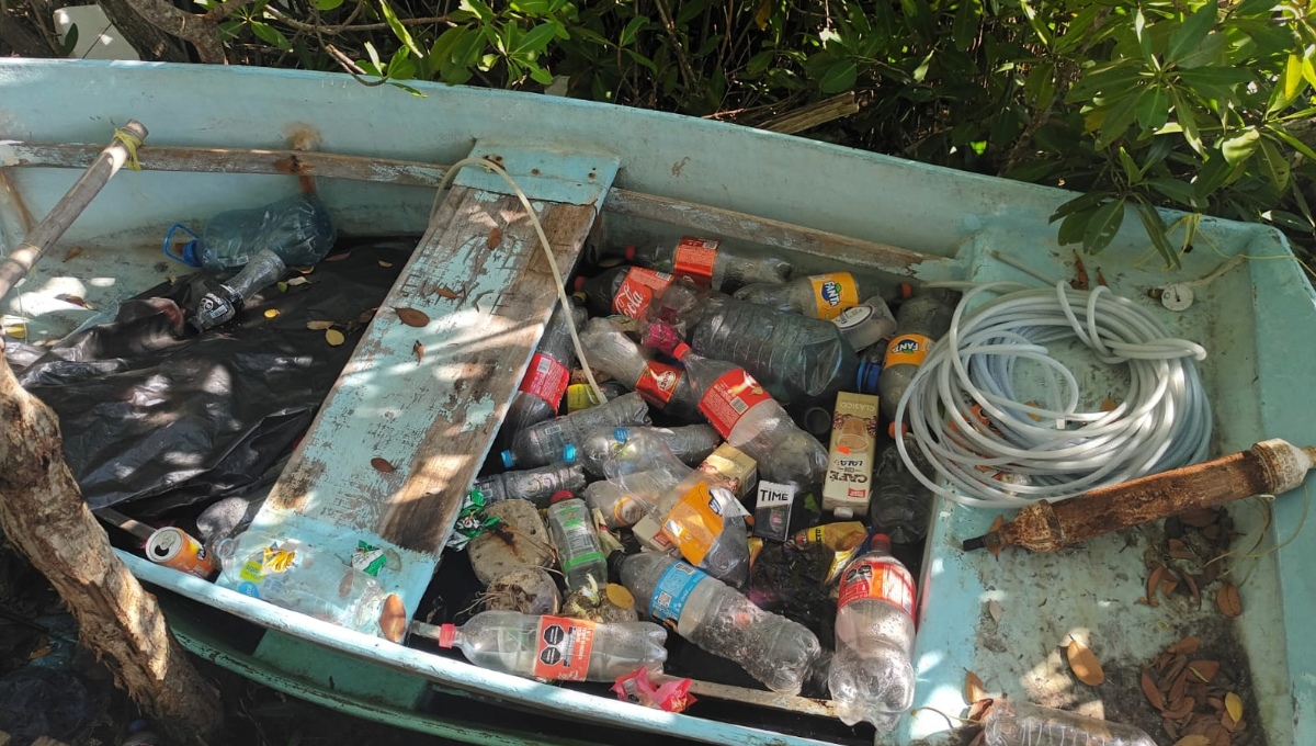 Convierten embarcaciones en basureros en Chabihau, Yucatán