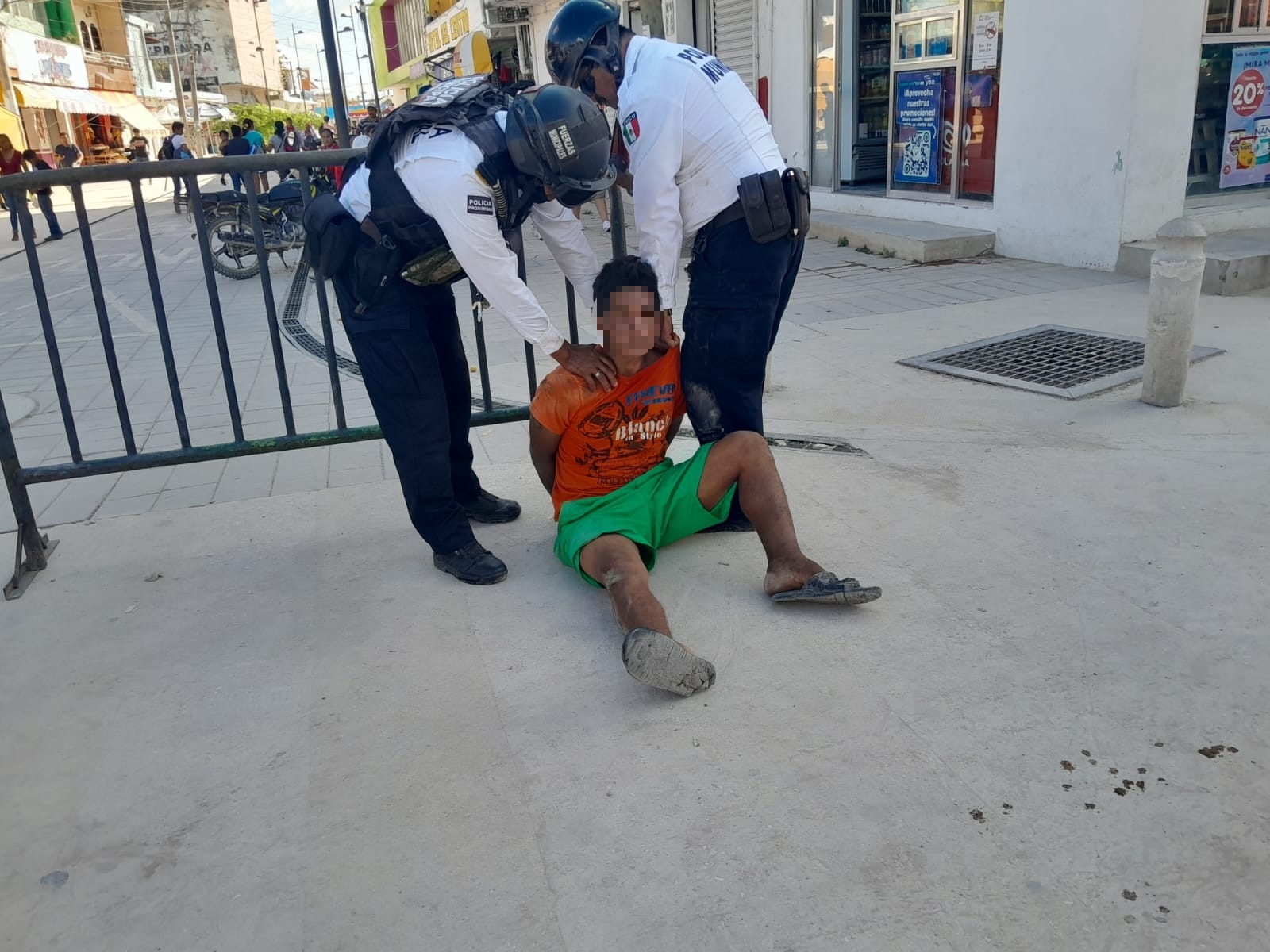 El hombre comenzó a molestar a más personas en el Centro de Escárcega