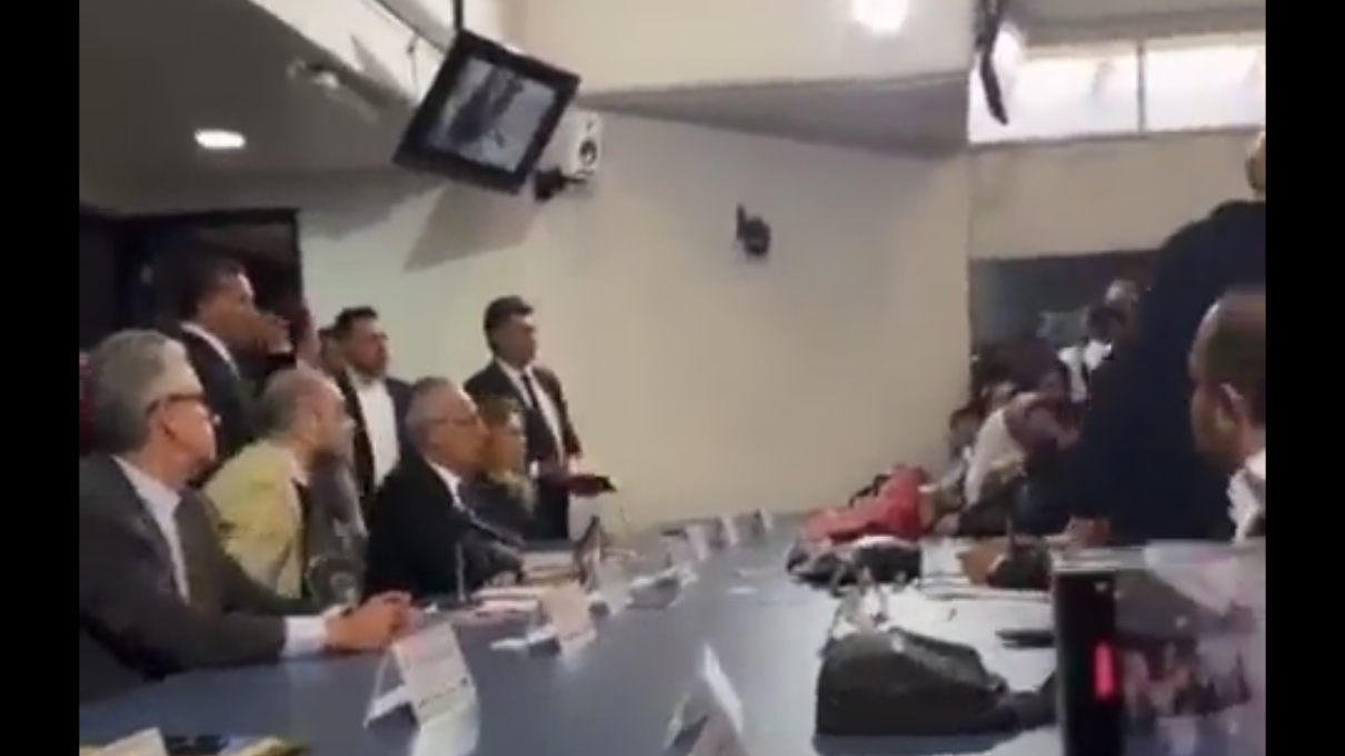 La reunión se vio interrumpida cuando lanzaron una cabeza de cerdo en la mesa