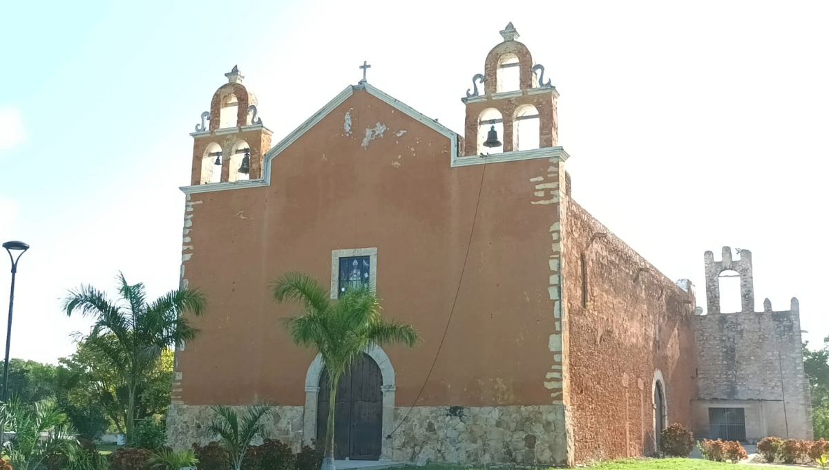 Algo que ha sobresalido en el lugar es que en el pasillo y en los alrededores del atrio se han colocado palmas para que decoren el lugar y lo llenen de sombra Algo que ha sobresalido en el lugar es que en el pasillo y en los alrededores del atrio se han colocado palmas para que decoren el lugar y lo llenen de sombra