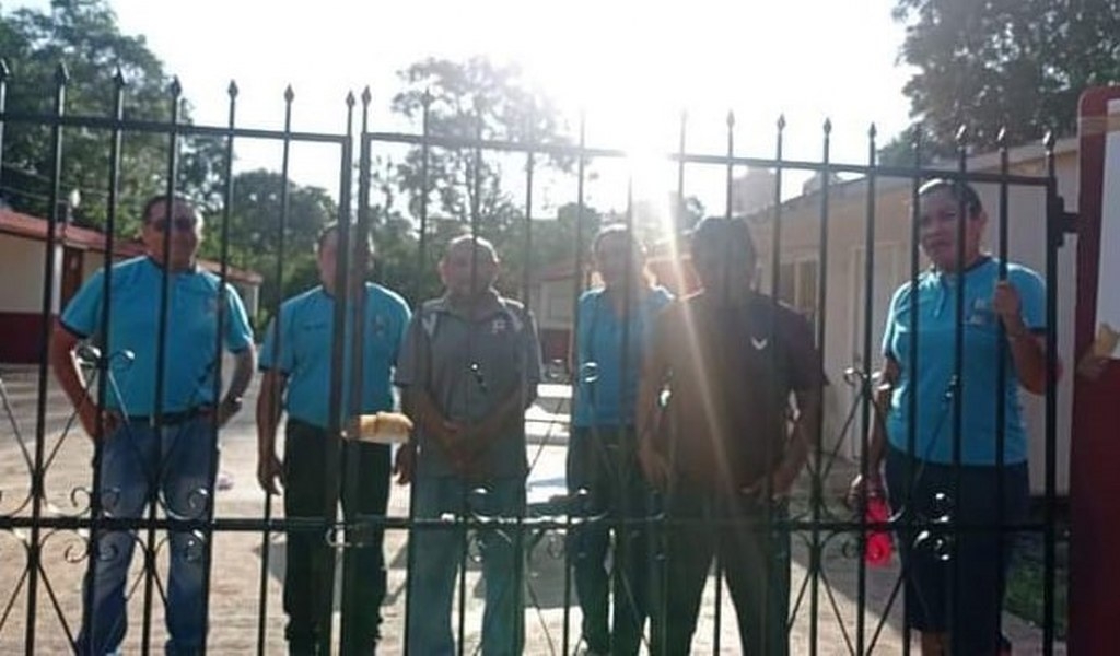Las madres de familia de la escuela “Nicolás Bravo” dijeron que no liberarán a los trabajadores hasta tener una respuesta positiva de la SEQ