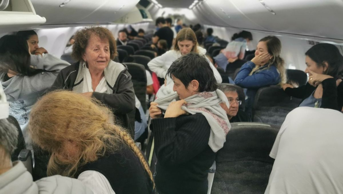 Mexicanos rescatados en Israel por el Ejército y Fuerza Aérea Mexicana, ya se encuentran cerca de territorio nacional