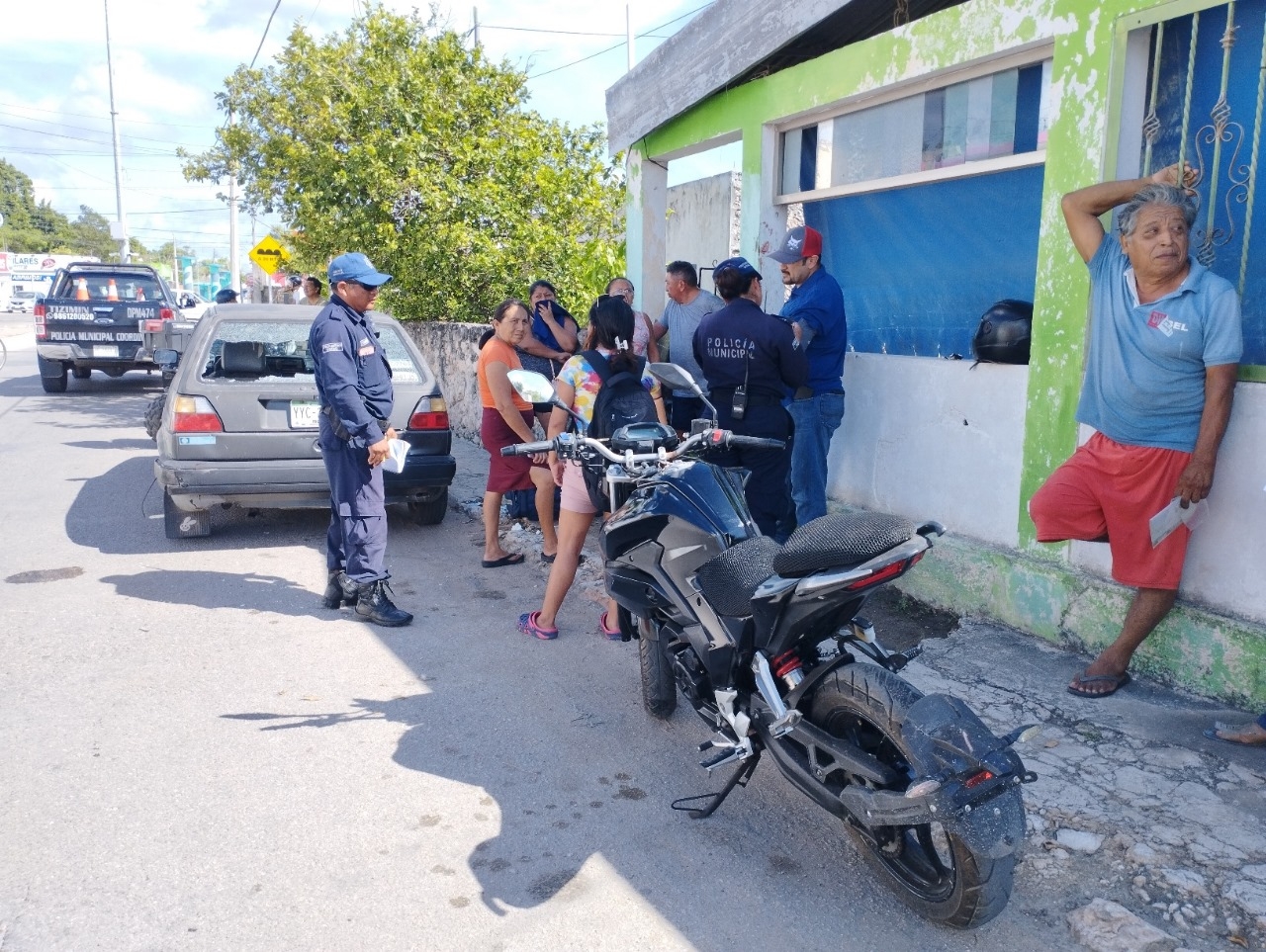 El auto implicado terminó con el vidrio trasero roto El auto implicado terminó con el vidrio trasero roto