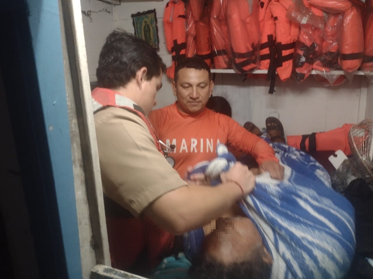 Paramédicos atendieron al hombre para lograr estabilizarlo