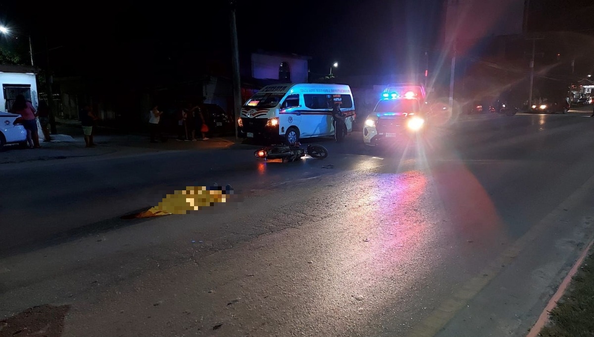Combi atropella y mata a un motociclista en Cancún