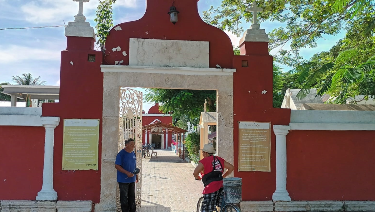 En el cementerio muchas tumbas no cuentan con tapas, otras están rotas, sin color y rodeadas por hierbas