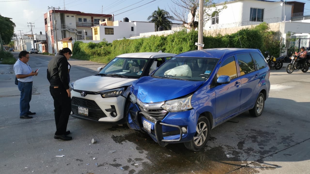 Ambos autos presentaron graves daños materiales