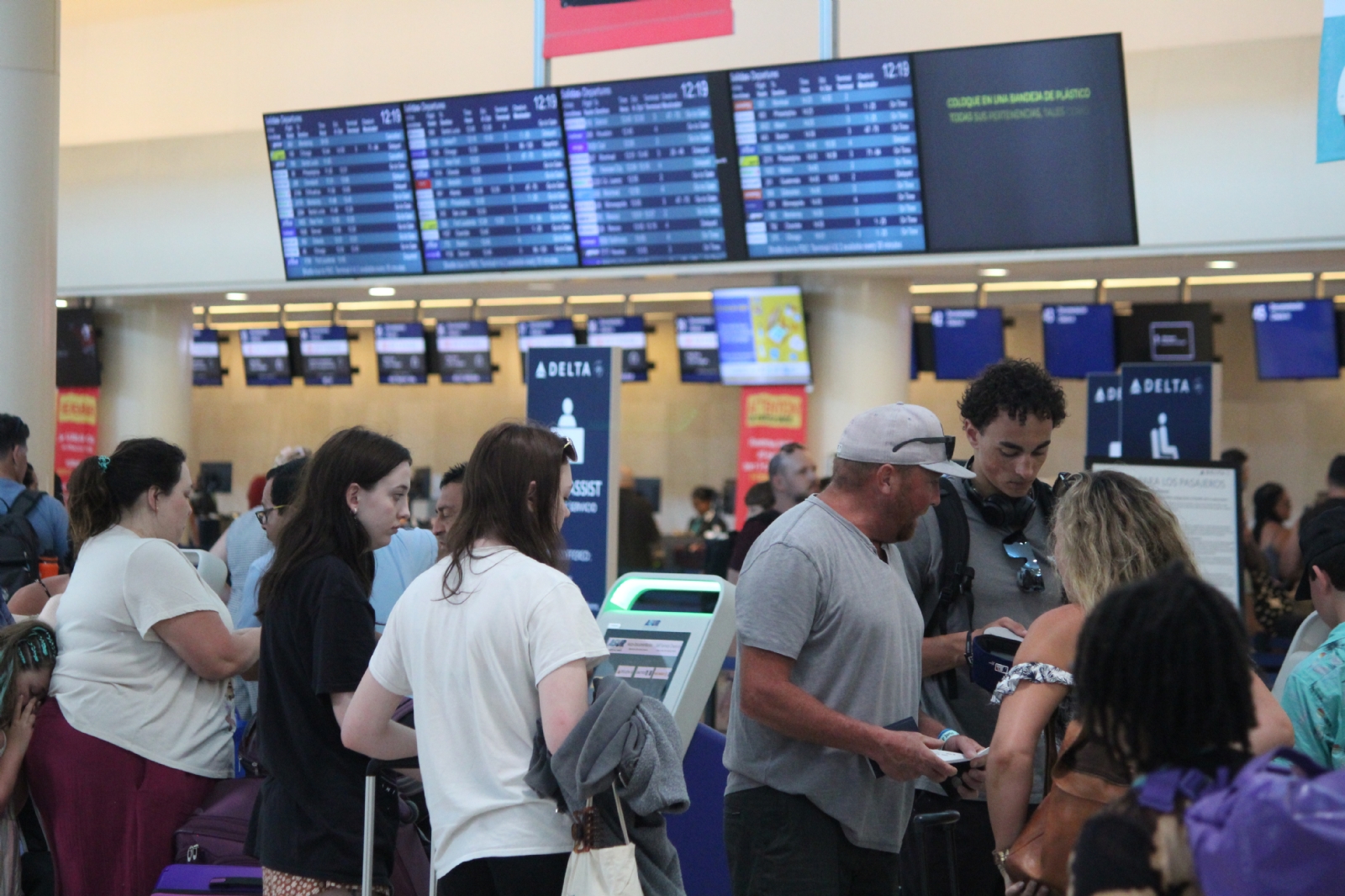 Hubo 98 llegadas nacionales y 145 internacionales, así como 99 salidas domésticas y 141 al extranjero Hubo 98 llegadas nacionales y 145 internacionales, así como 99 salidas domésticas y 141 al extranjero