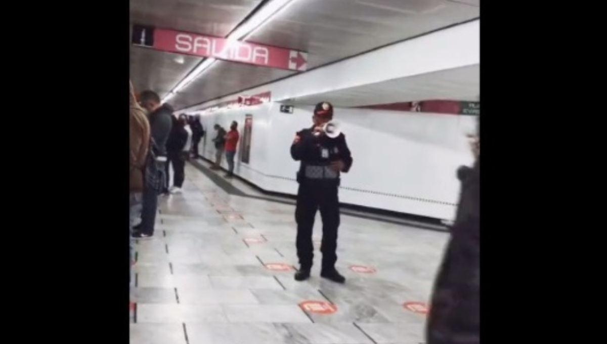 El mensaje lo dio mientras los pasajeros esperaban la llegada del tren