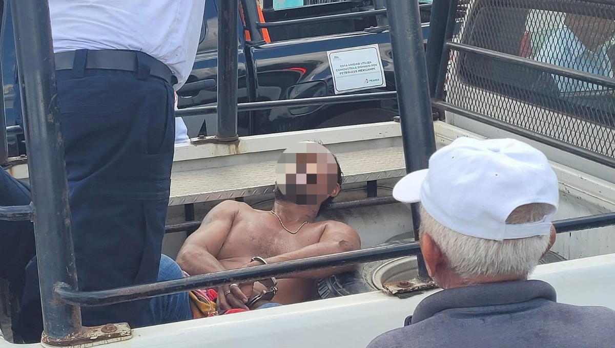 Entre los gritos y lágrimas del criminal intento evitar que lo continuaran golpeando. Entre los gritos y lágrimas del criminal intento evitar que lo continuaran golpeando.