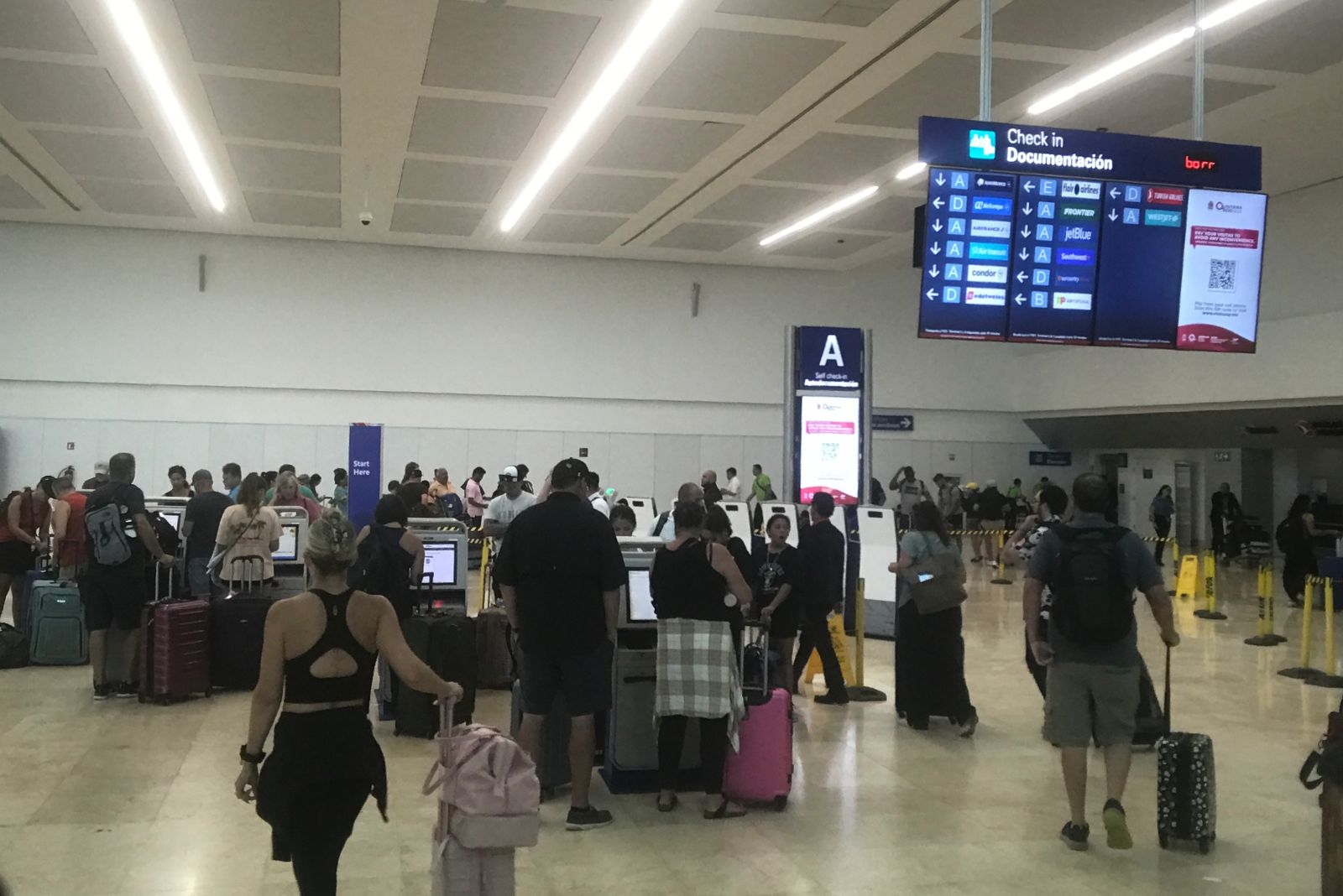 Se registra gran movilización de personas en el aeropuerto de Cancún Se registra gran movilización de personas en el aeropuerto de Cancún