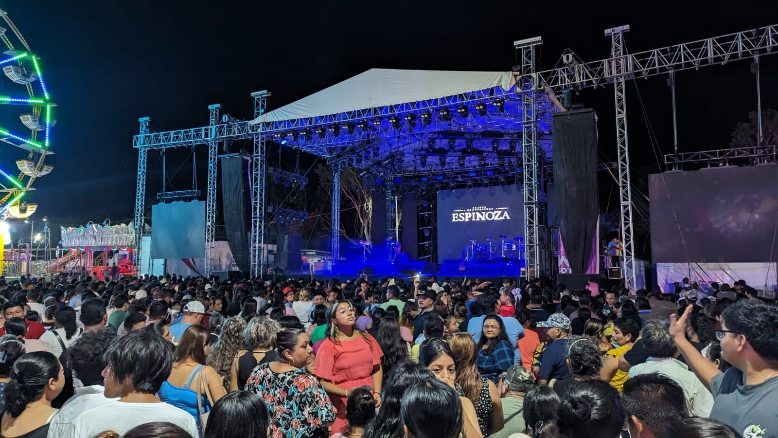 Espinoza Paz puso el ambiente para que la gente cantara