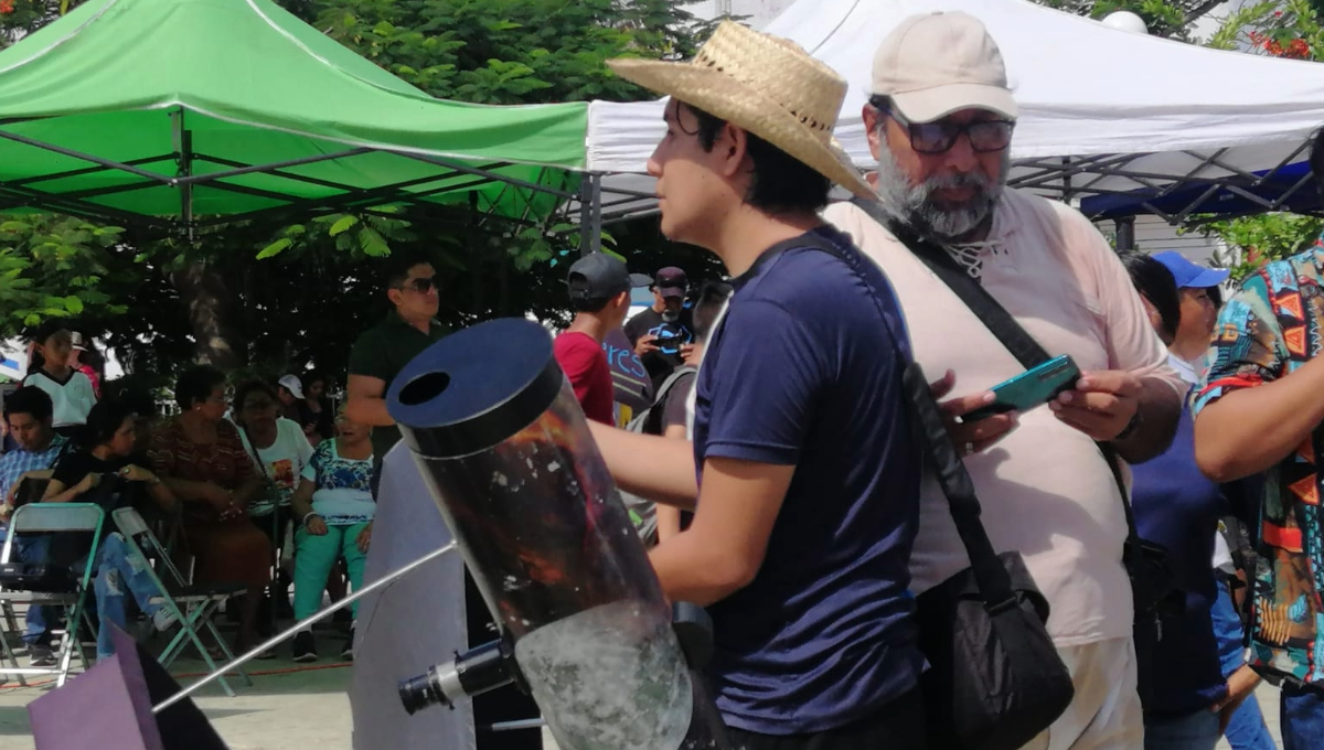 Para poder observar el espectáculo astronómico, las personas que llevaron telescopio, lentes, también de manera artesanal