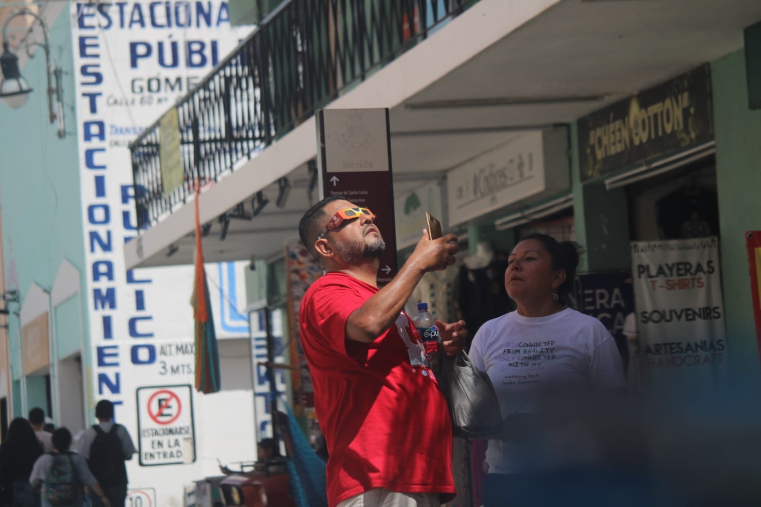 Miles de personas salieron a las calles a presenciar el Eclipse solar 2023 en la Península de Yucatán