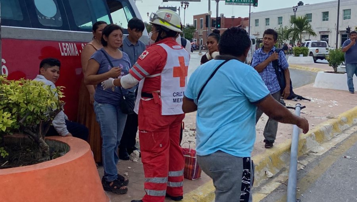 Pasajeros que se encontraban a bordo de la combi presentaron golpes y heridas
