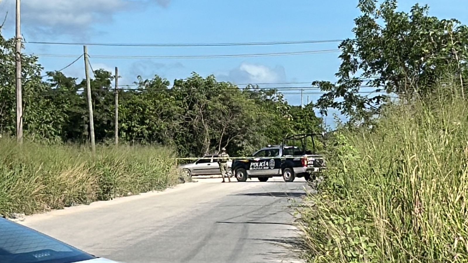 Las autoridades procedieron a acordonar la zona, cerraron el acceso vehicular y peatonal; vecinos piden mayor seguridad debido a la falta de recorridos policiales. Las autoridades procedieron a acordonar la zona, cerraron el acceso vehicular y peatonal; vecinos piden mayor seguridad debido a la falta de recorridos policiales.
