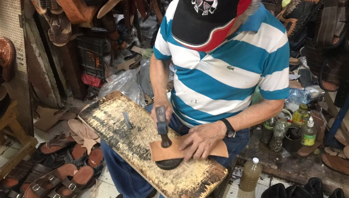 La fabricación de accesorios y calzado de cuero han sido parte de la tradición yucateca La fabricación de accesorios y calzado de cuero han sido parte de la tradición yucateca