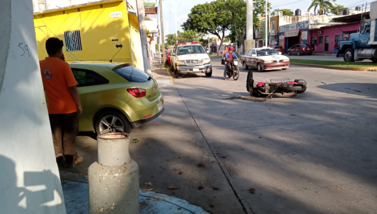 El motociclista se dirigía a rellenar su tanque de gas El motociclista se dirigía a rellenar su tanque de gas