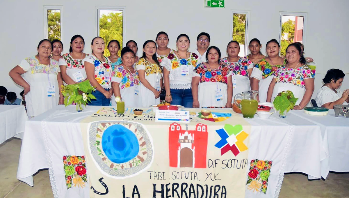 Las mujeres destacaron en la competencia al portar hipiles y explicar un poco más sobre las propiedades de los alimentos
