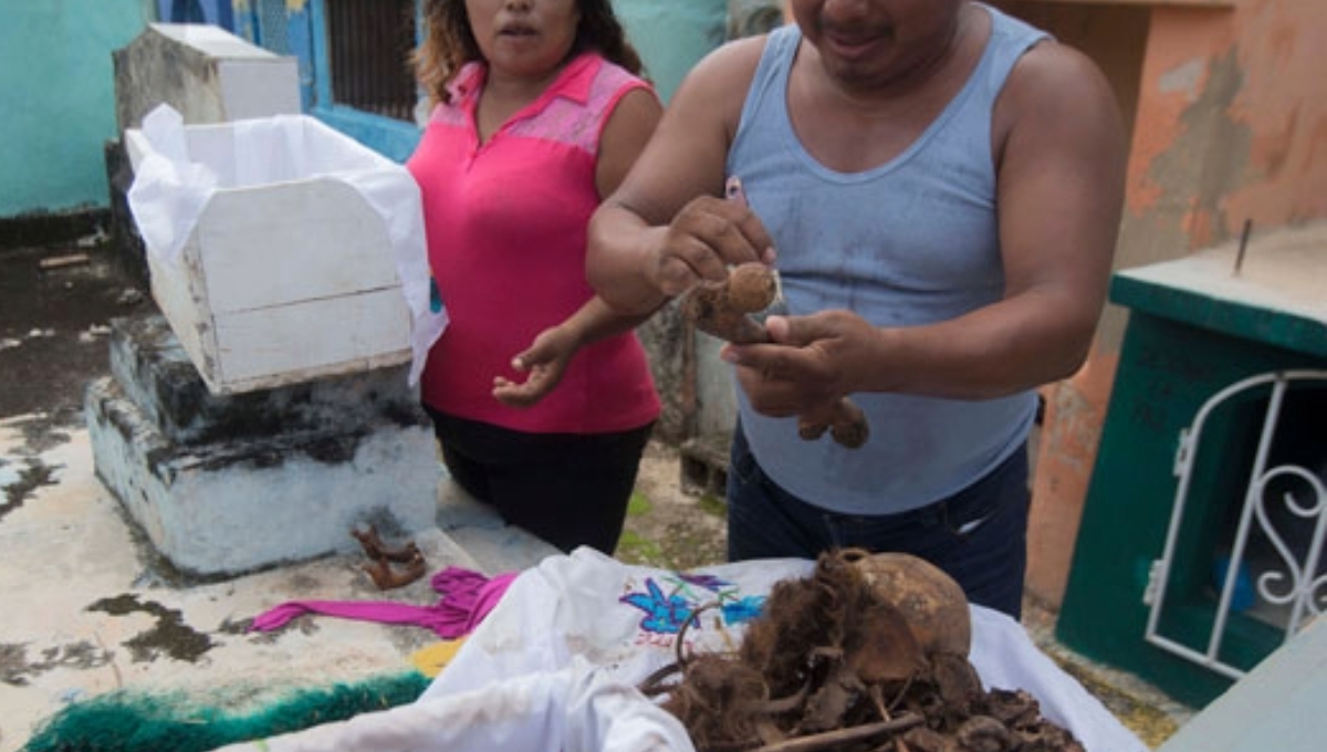 Esta actividad dura una semana para que todas las familias puedan limpiar los huesos de sus parientes fallecidos
