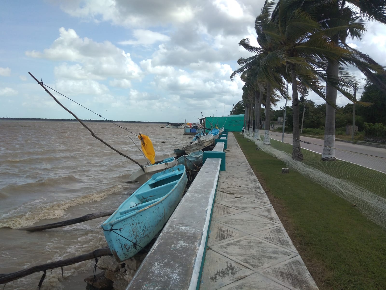Pescadores aseguraron sus lanchas por el Frente Frío número 6 Pescadores aseguraron sus lanchas por el Frente Frío número 6