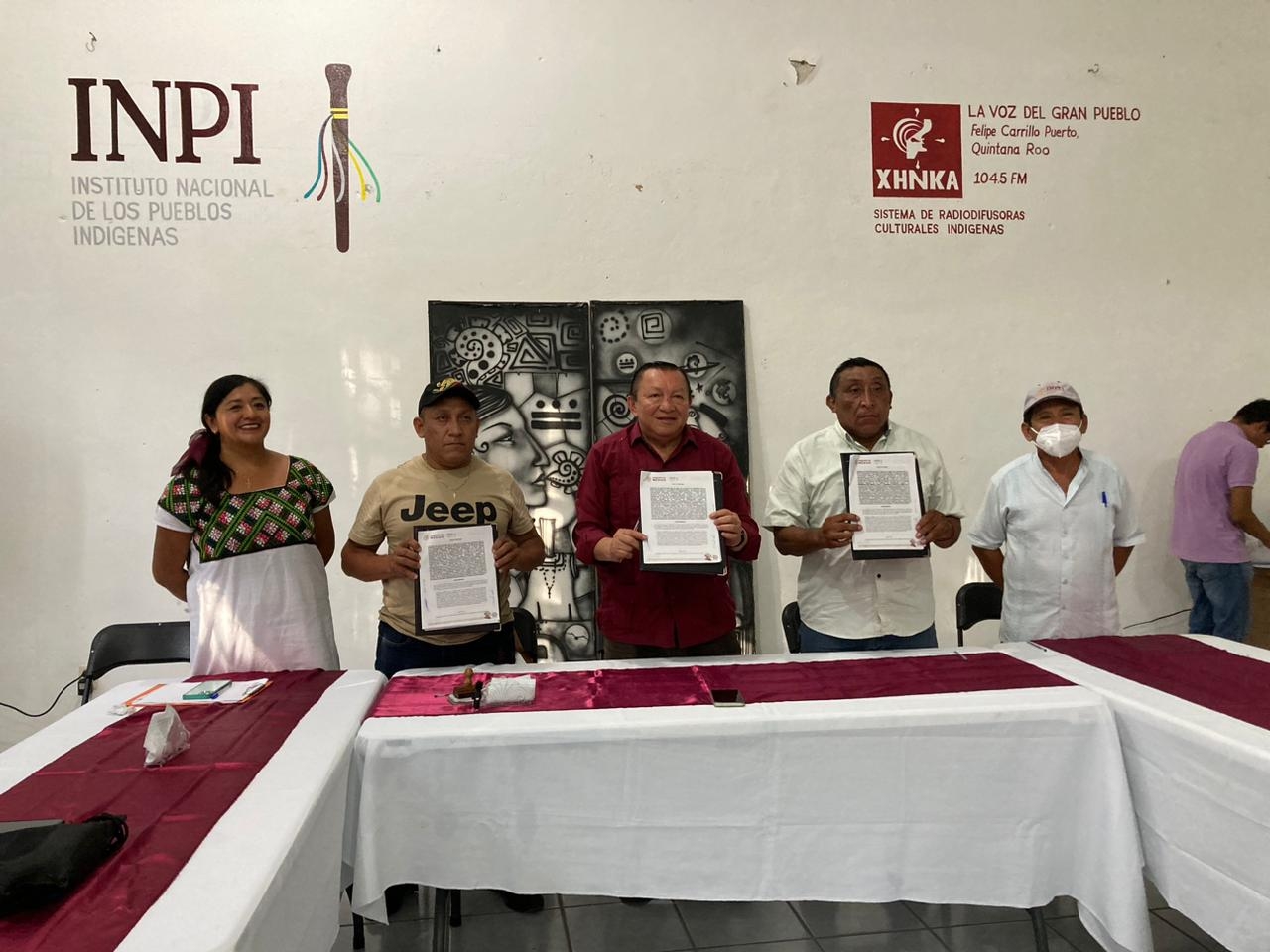 La firma del convenio se realizó en la radio local. La firma del convenio se realizó en la radio local.