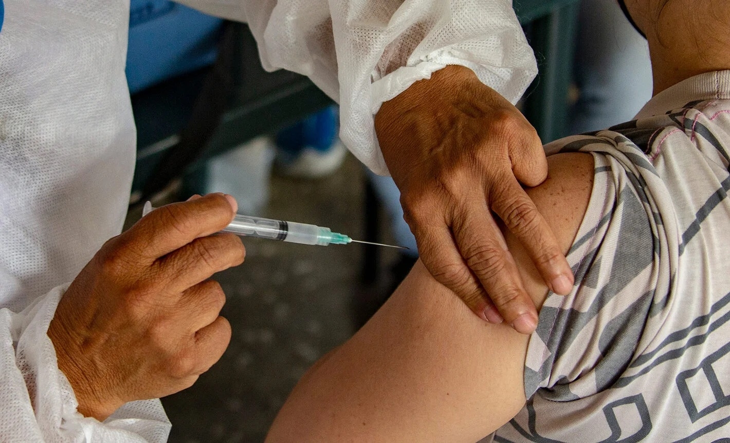 Inicia campaña nacional de vacunación contra Influenza y COVID-19