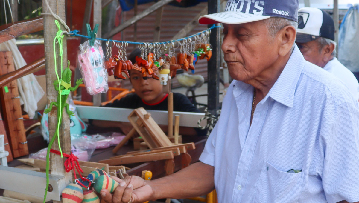 Este tipo de juguetes son escasos y no es fácil encontrar quién los comercialice por lo que él aún conserva esta actividad