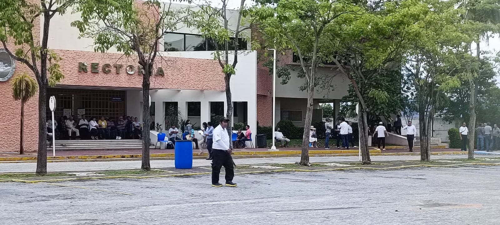 Los manifestantes continúan exigiendo el pago de sus quincenas