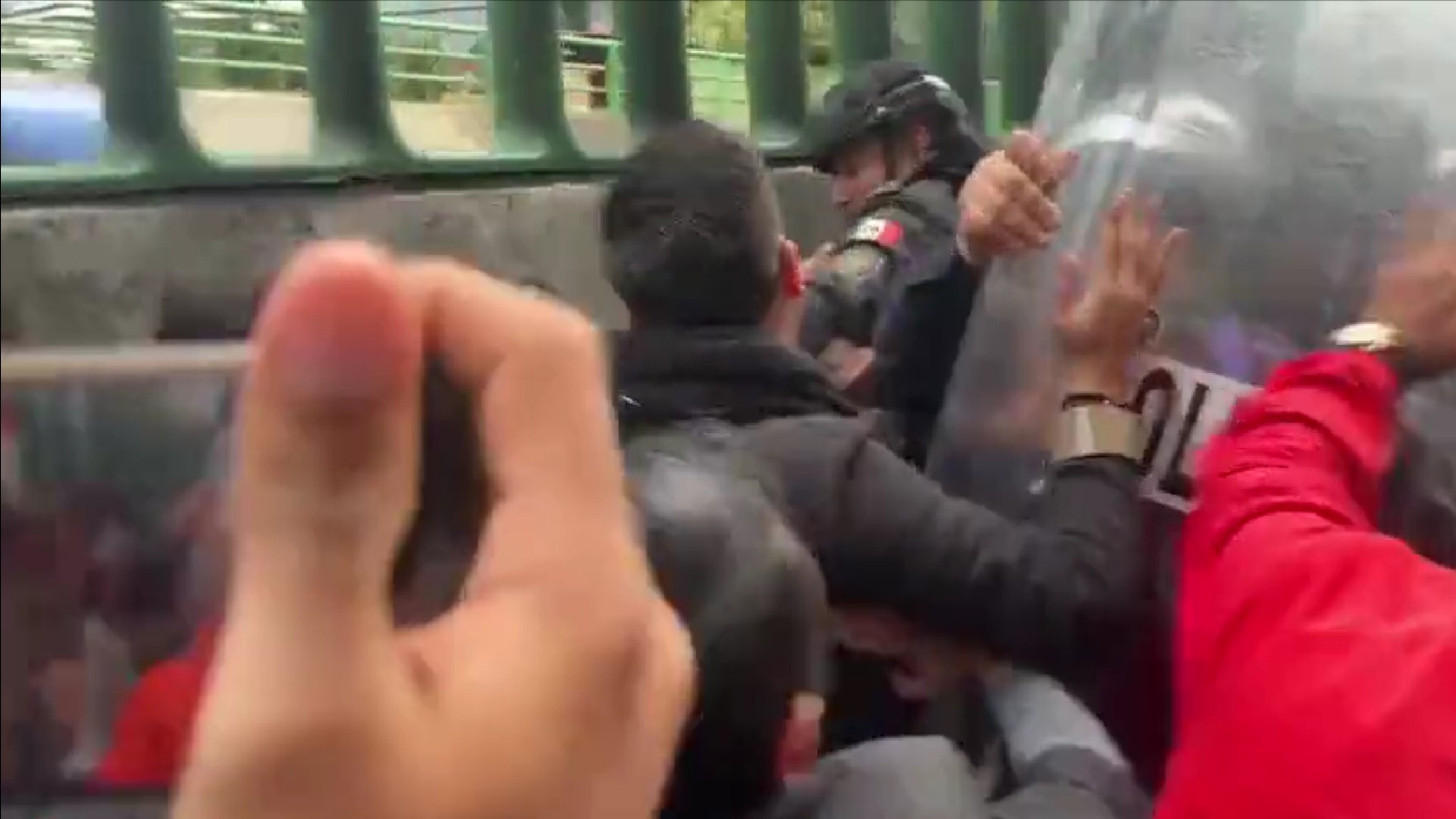 Entre golpes y empujones fueron desalojados los trabajadores del Poder Judicial