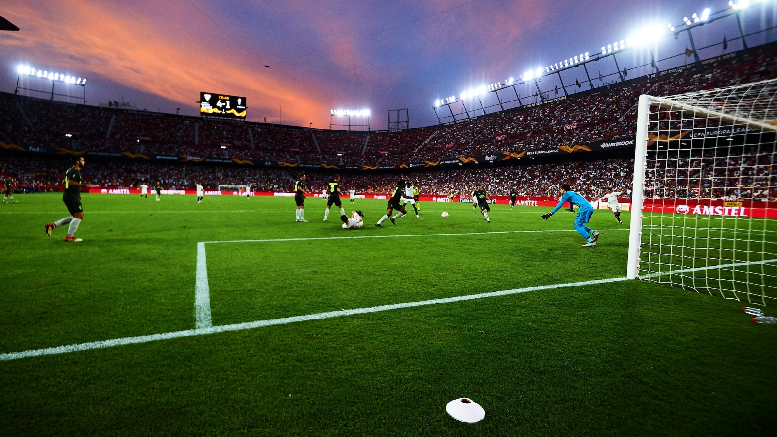 La UEFA pedirá a sus partidos europeos guardar un minuto de silencio por las personas fallecidas La UEFA pedirá a sus partidos europeos guardar un minuto de silencio por las personas fallecidas