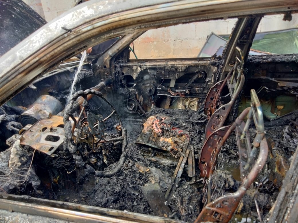 El auto fue consumido en casi un 70% por el fuego El auto fue consumido en casi un 70% por el fuego