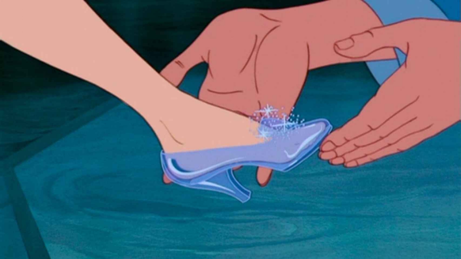 Como la película de la Cenicienta, olvidó su zapatilla
Como la película de la Cenicienta, olvidó su zapatilla