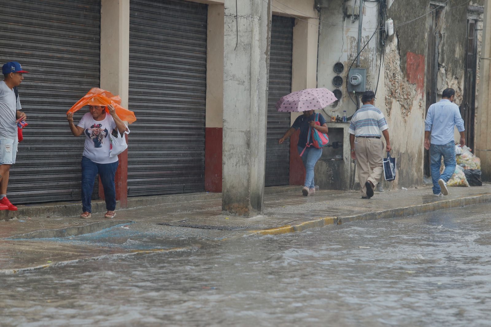 Se recomienda tomar precauciones por las fuertes lluvias
Se recomienda tomar precauciones por las fuertes lluvias