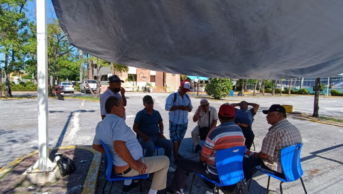 Exigen el pago de ocho meses de sueldos atrasados