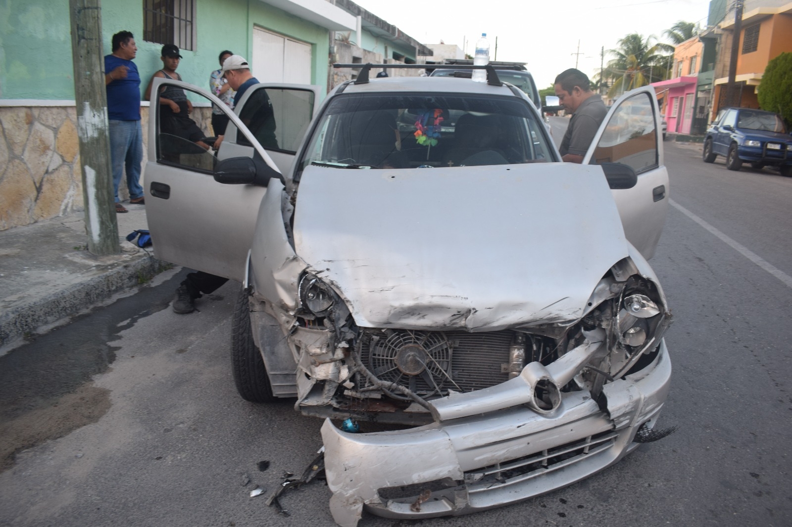 Se registraron graves daños materiales, mientras que los conductores resultaron ilesos Se registraron graves daños materiales, mientras que los conductores resultaron ilesos