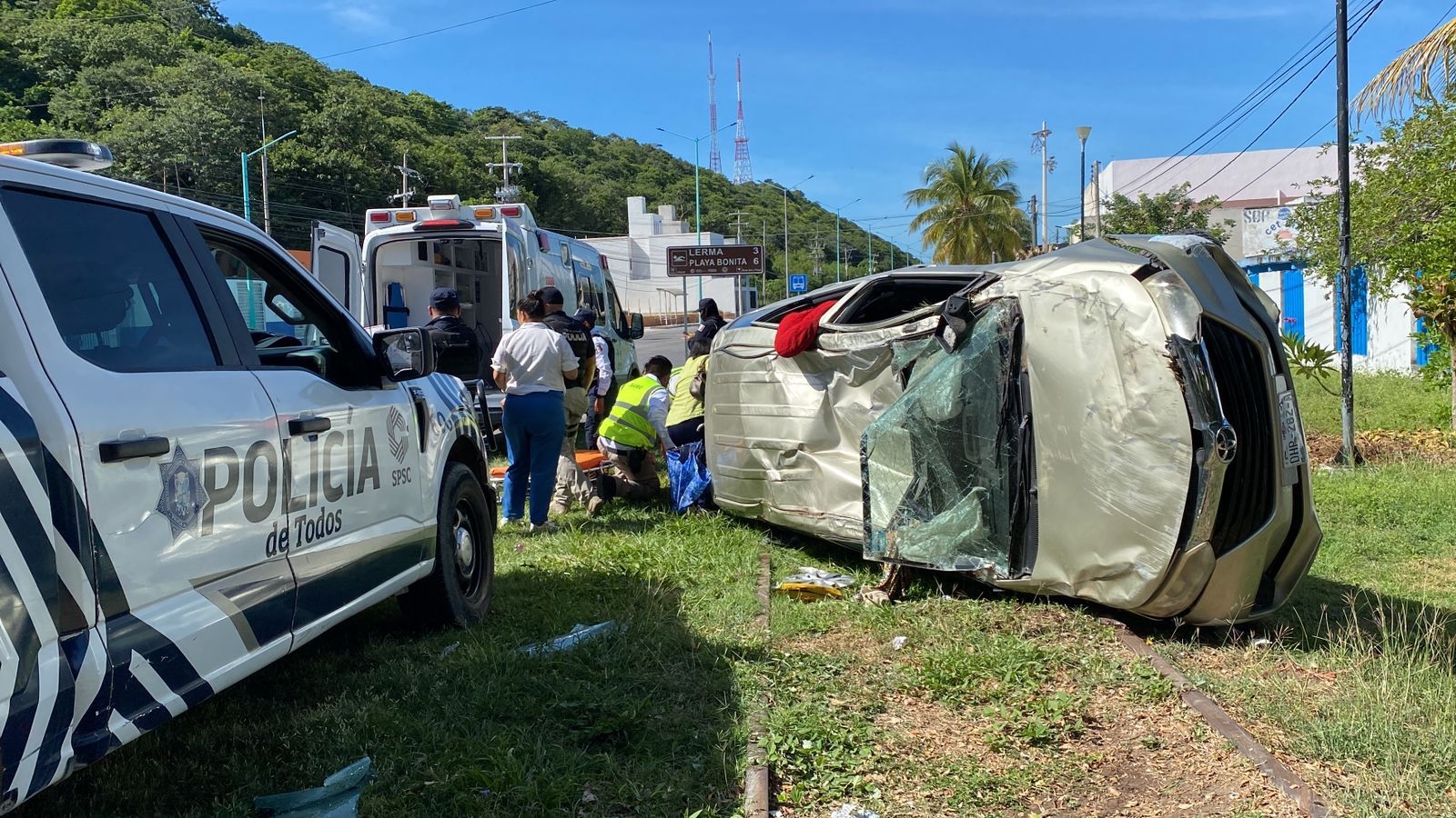 El auto de la conductora quedó destrozado, mientras que la mujer fue trasladada a un hospital